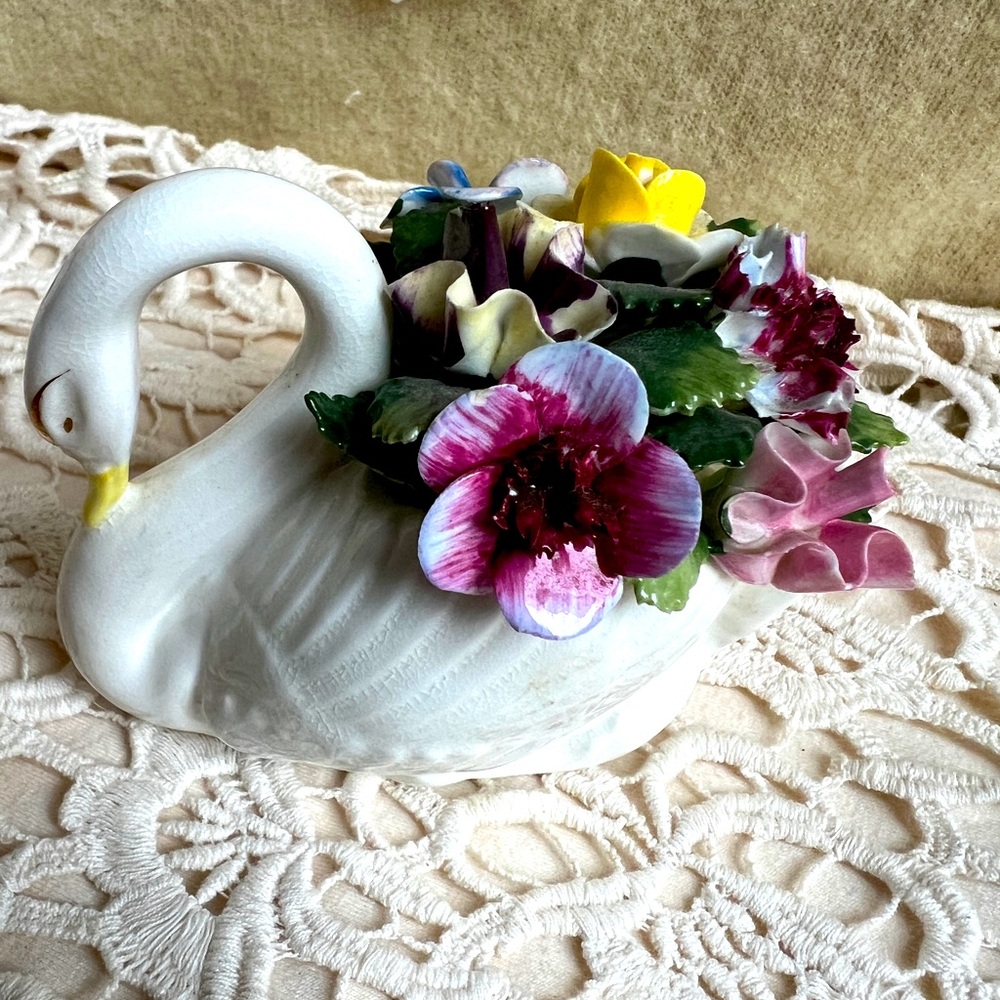 BONE CHINA FLORAL SWAN MADE IN ENGLAND